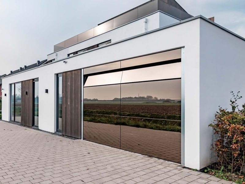 Speciale garagedeur met spiegels als gevelbekleding