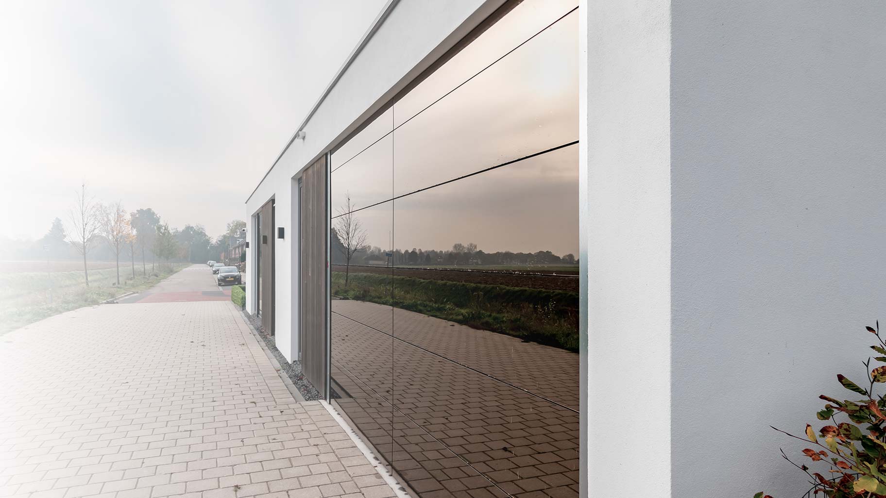 Spiegelende garagedeur