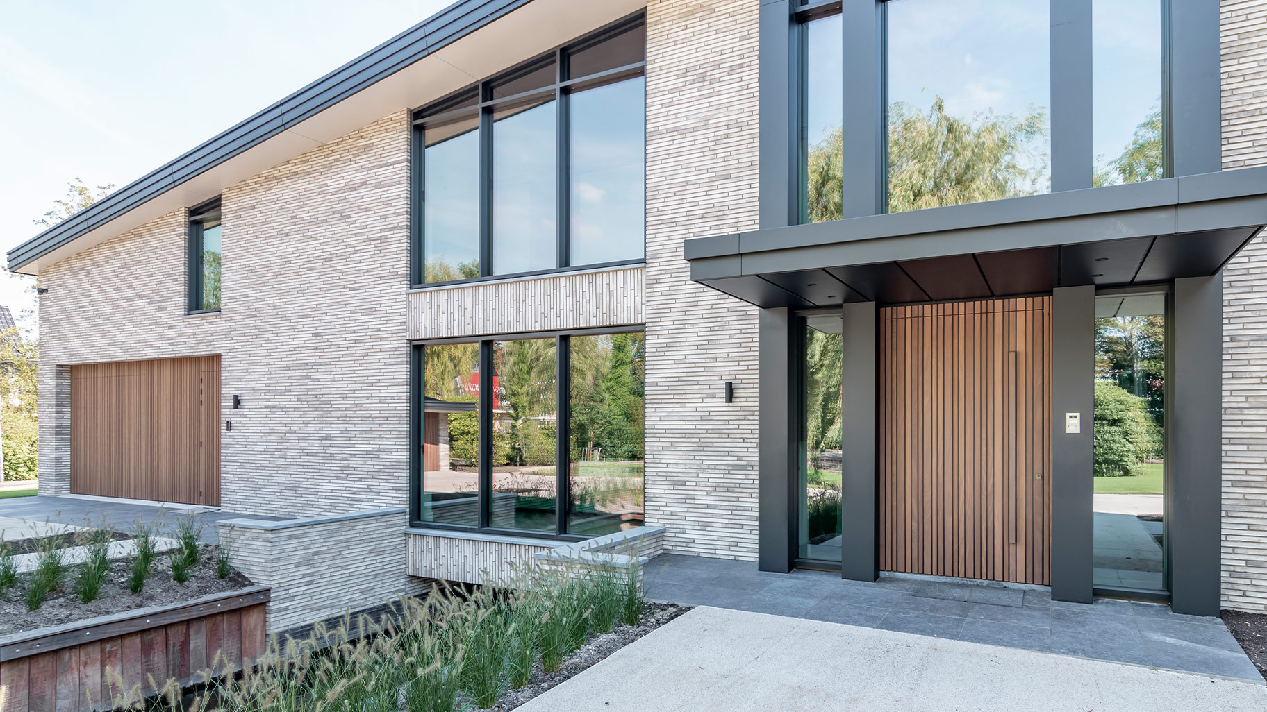 garagedeur met voordeur van hout
