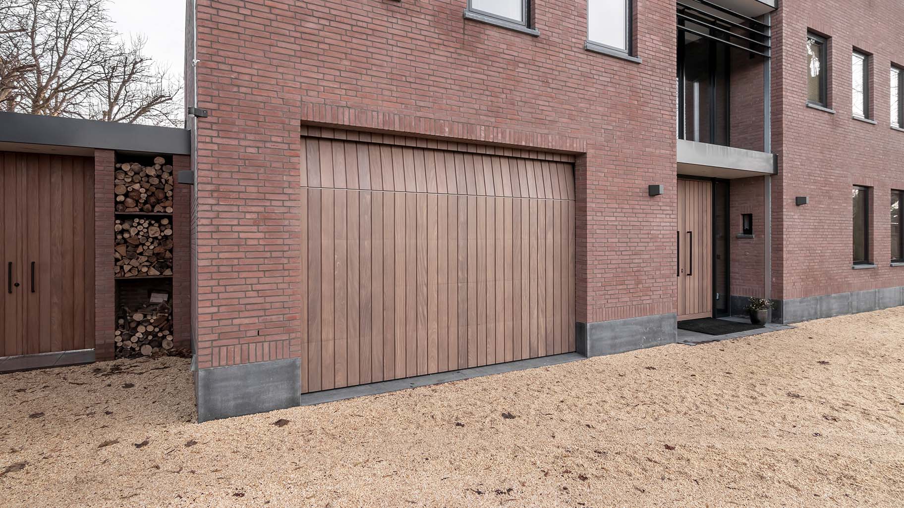 Different Doors Afrormosia houten garagedeur en dubbele voordeur in aluminium kozijn