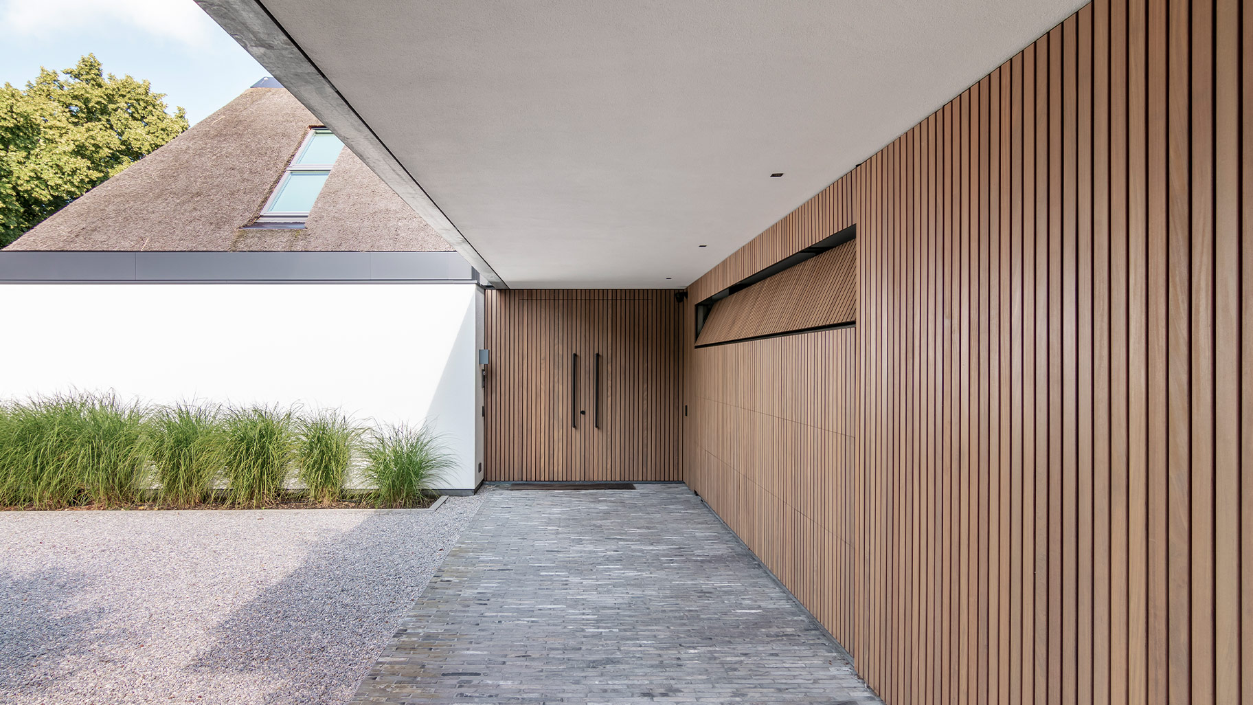 garagedeur met voordeur van hout