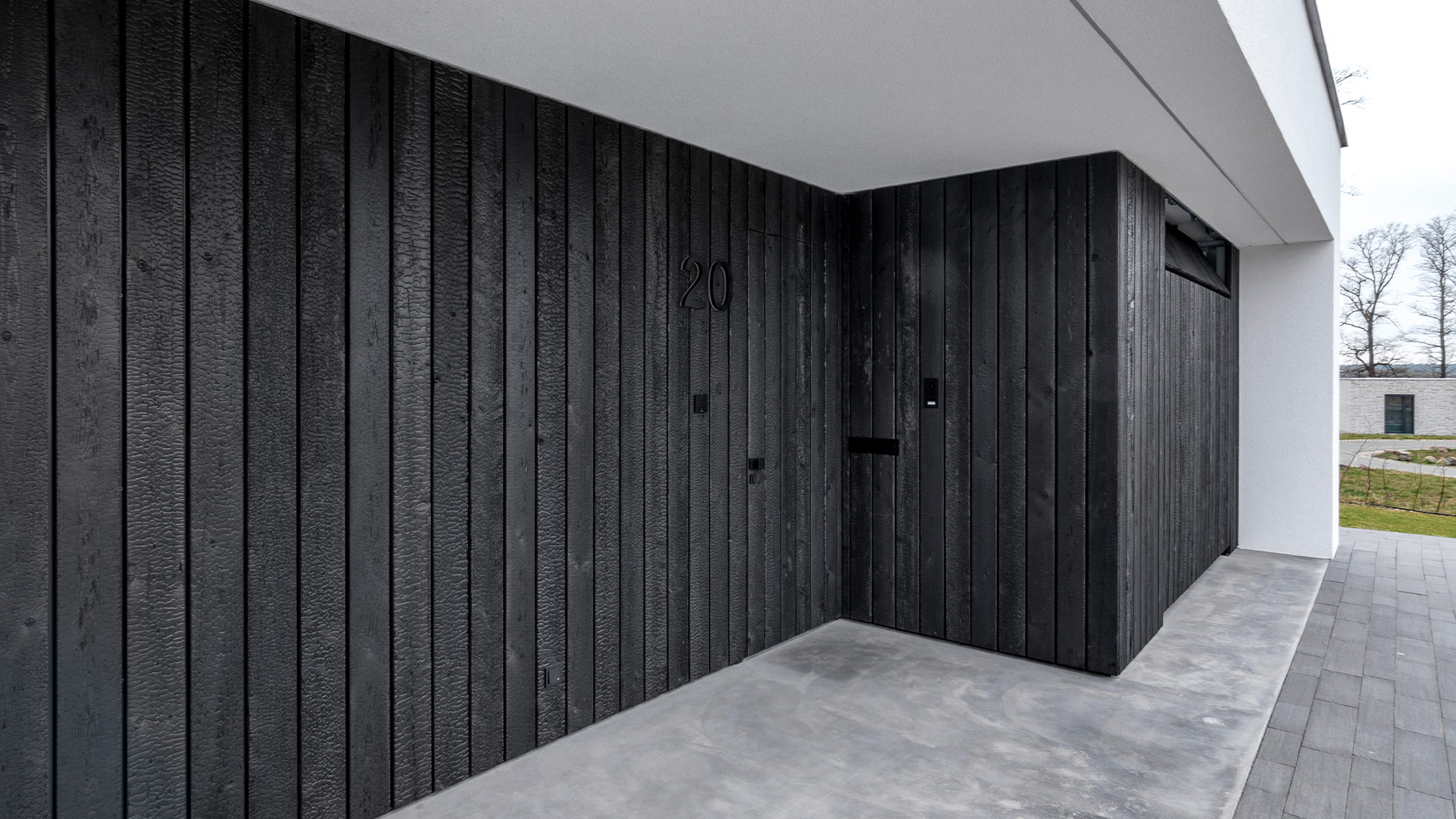 garagedeur met voordeur van hout