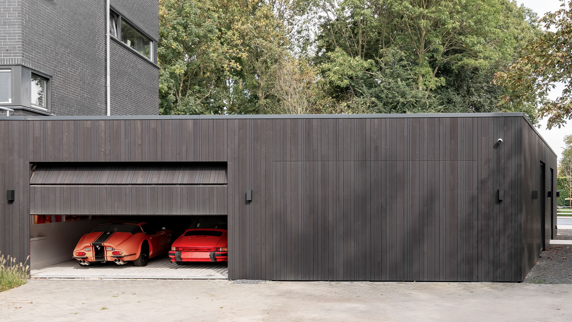 zwarte-garagedeur-essenhout-different-doors
