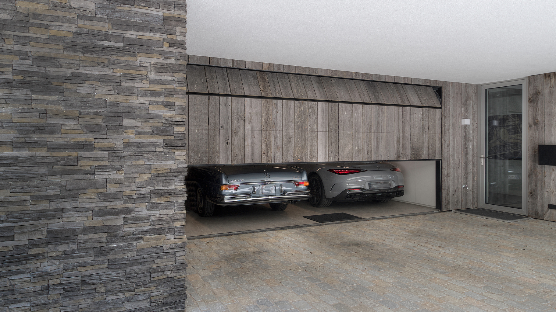 Garagedeur in moderne villa van duurzaam en gerecycled Barnwood, net zoals de gevelbekleding