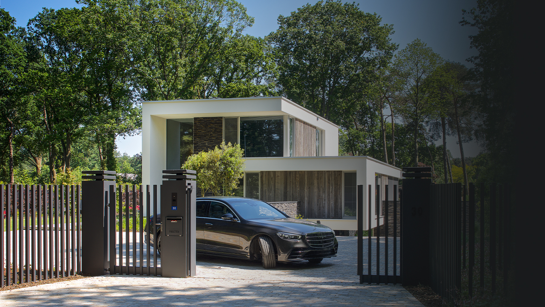 Moderne villa met garagedeur