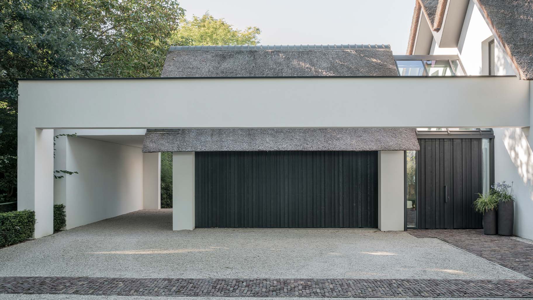 Donkere houten garagedeur van red cedar hout gerealiseerd door different doors