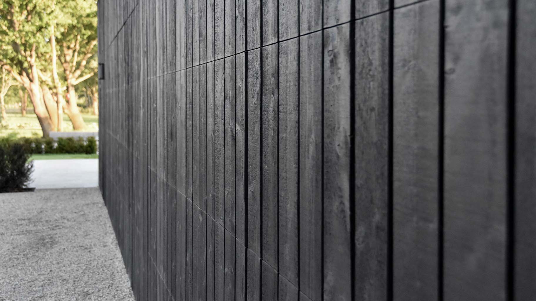 Zwarte dubbele garagedeuren van zwart hout