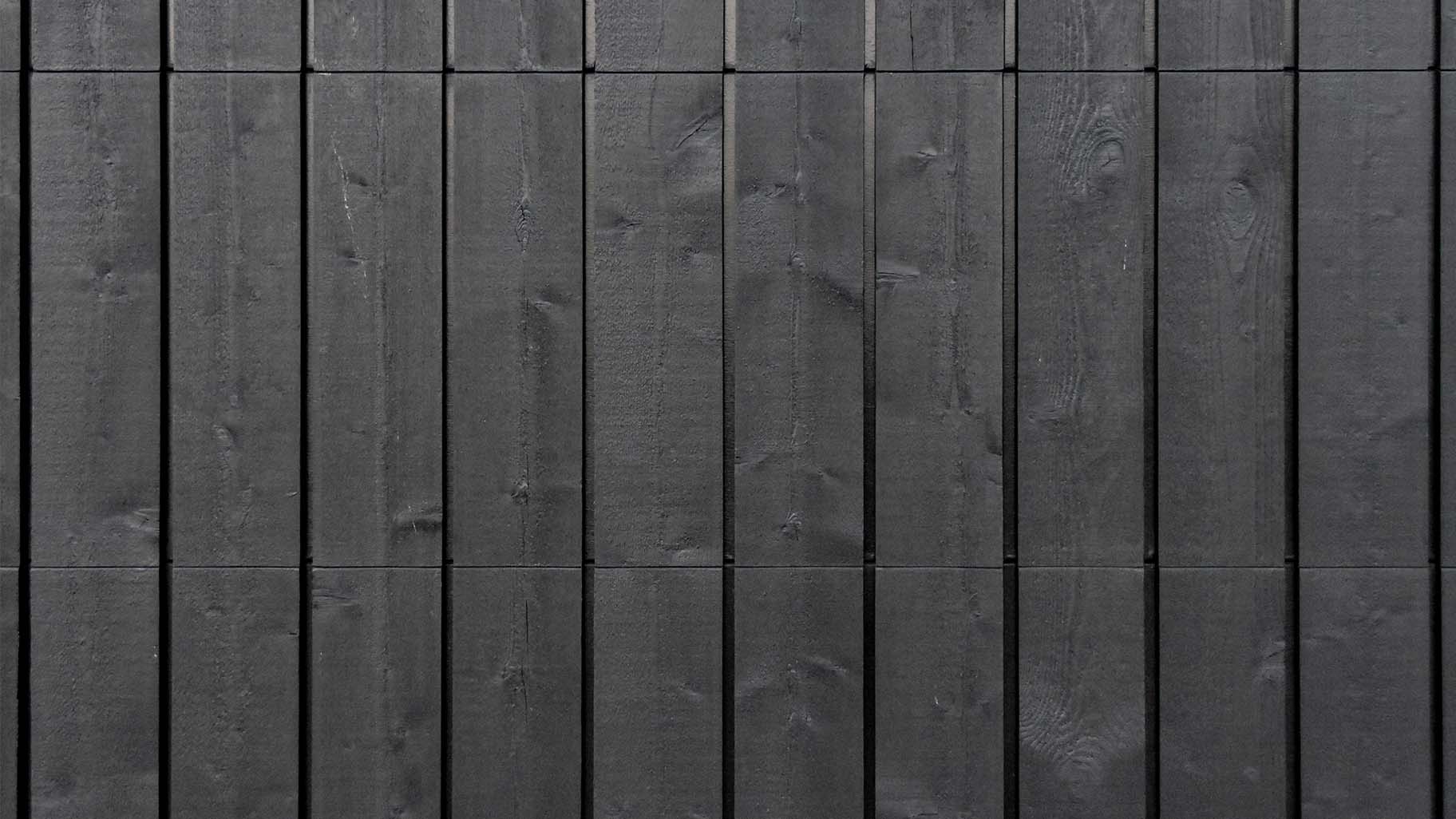 Zwarte dubbele garagedeuren van zwart hout