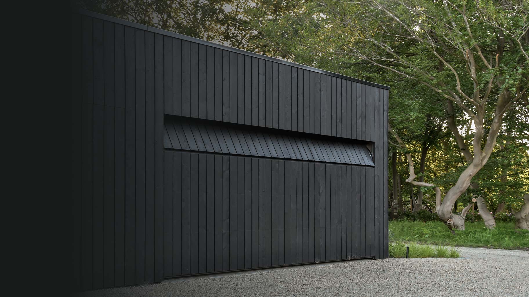 zwarte houten garagedeur different doors verticale belijning