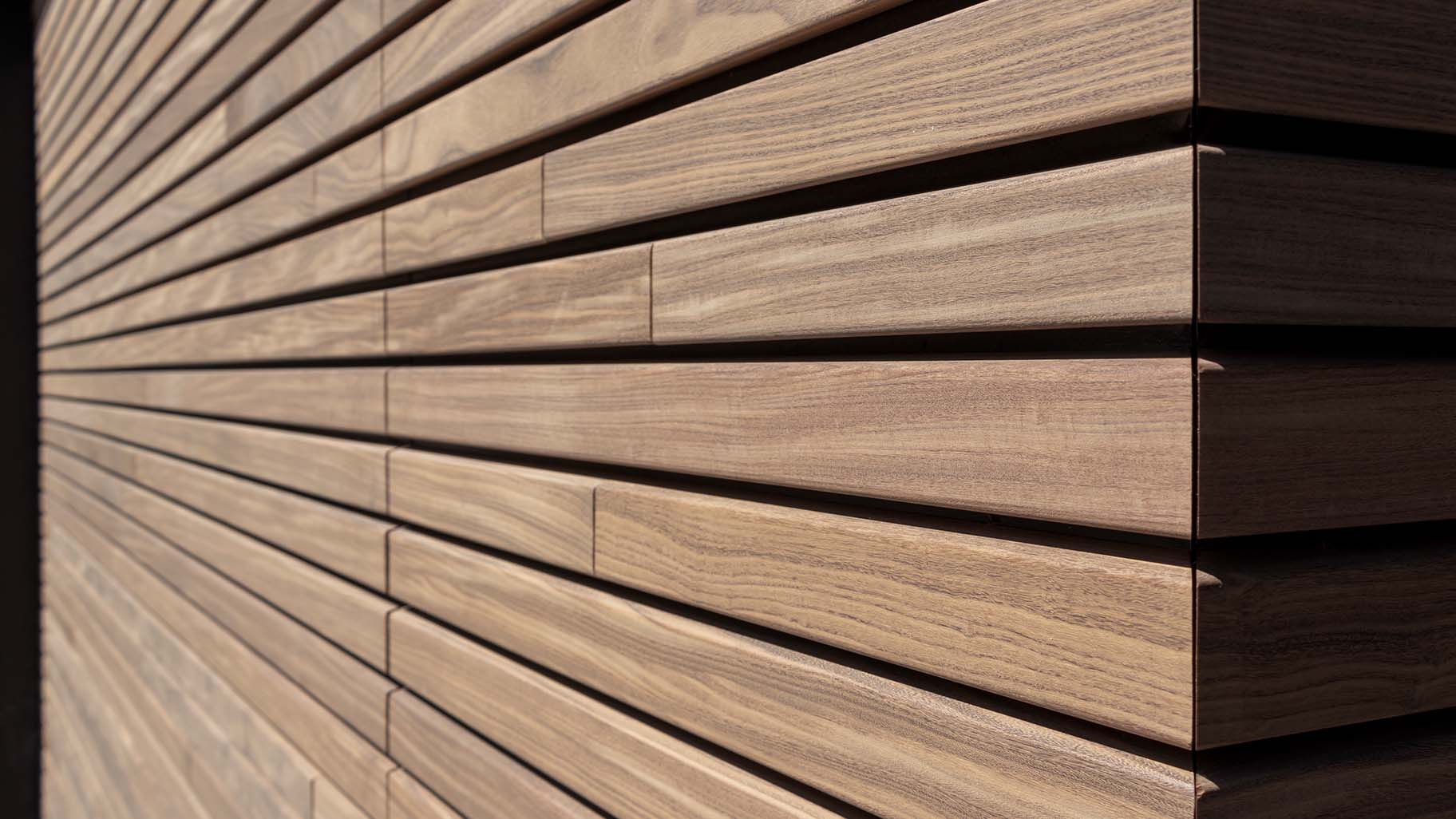 Horizontale houten garagedeur met gevelbekleding