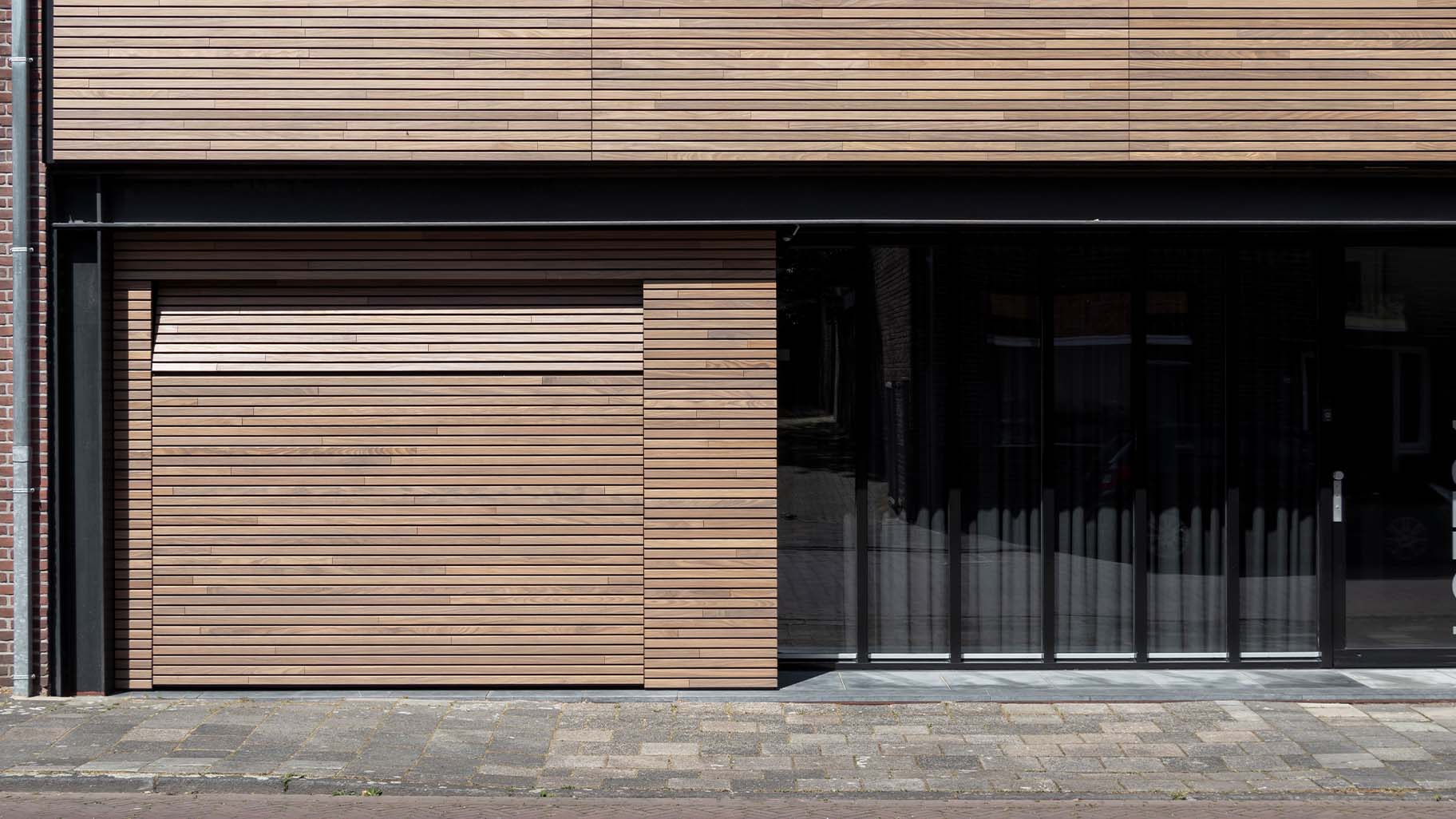 Garagedeur met horizontale houten latten van Afrormosia