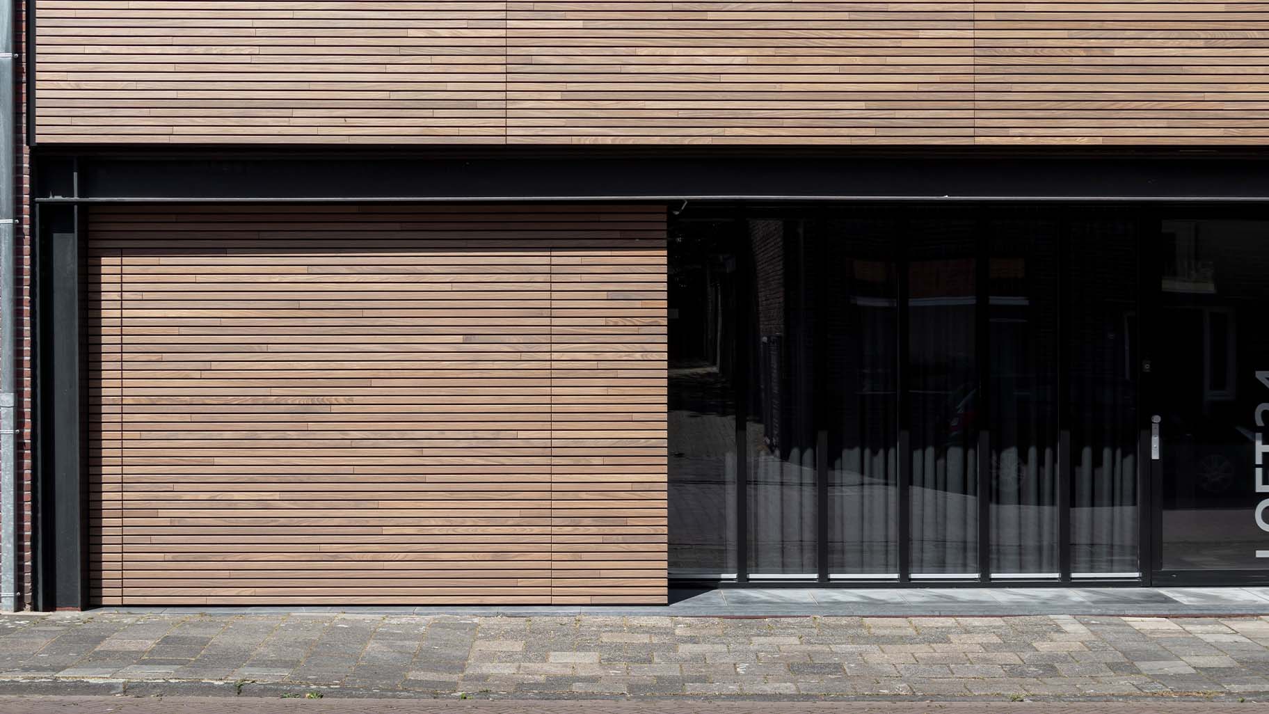 Garagedeur met horizontale houten latten van Afrormosia