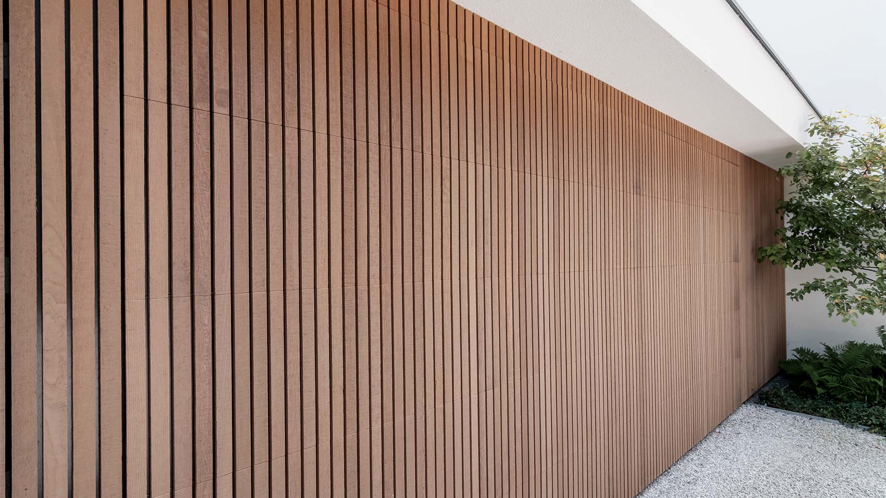 Houten garagedeur gemaakt uit Red Cedar
