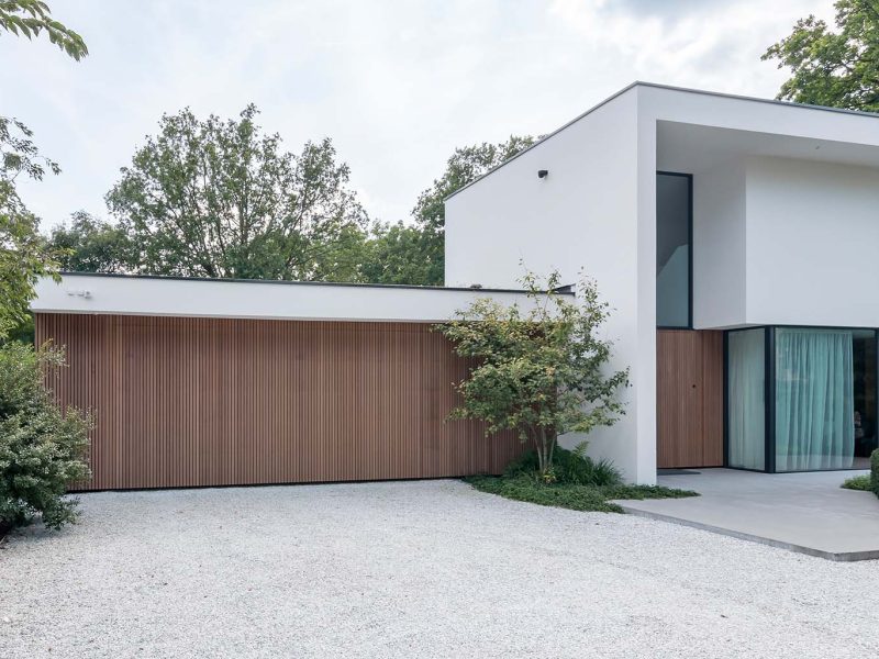 Red Cedar houtachtige garagedeur met zelfde gevelbekleding als het exterieur van de woning