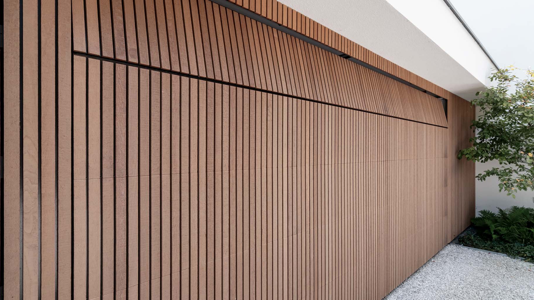 Houten garagedeur gemaakt uit Red Cedar