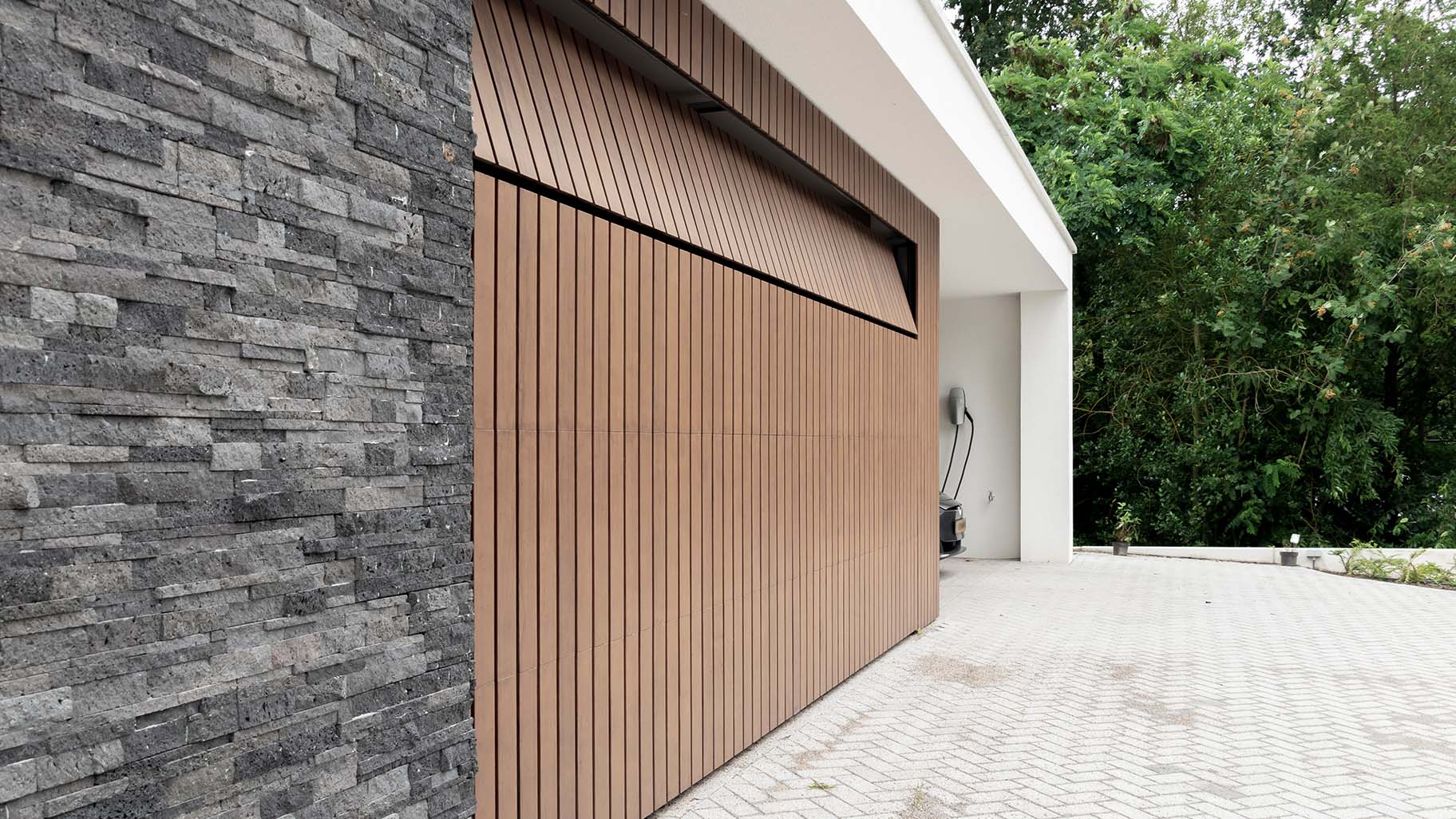 Houten sectionaaldeur bij bijzondere bungalow gemaakt door Different Doors