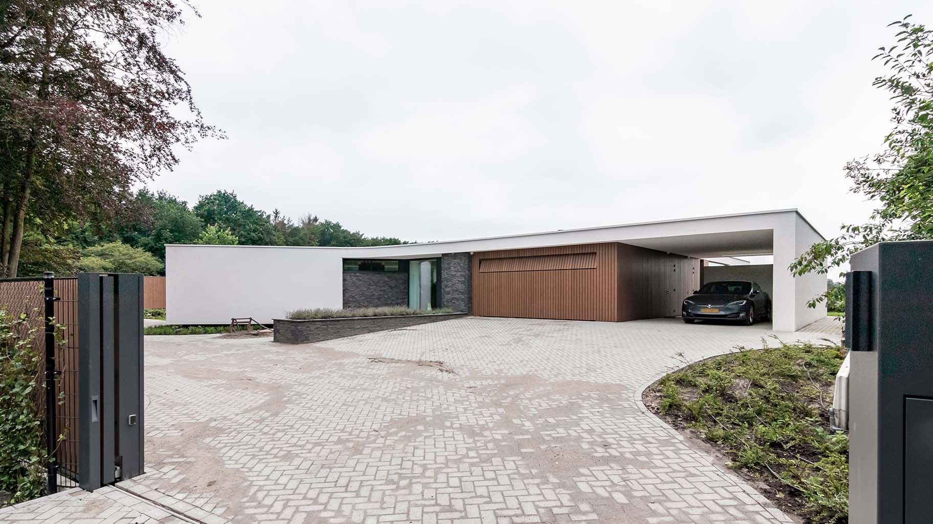 Bungalow met een op maat gemaakte houten sectionaaldeur en bijpassende gevelbekleding