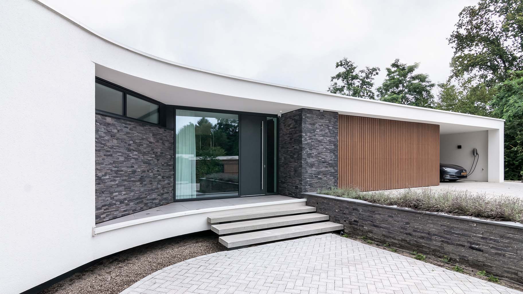 Houten sectionaaldeur bij bijzondere bungalow gemaakt door Different Doors