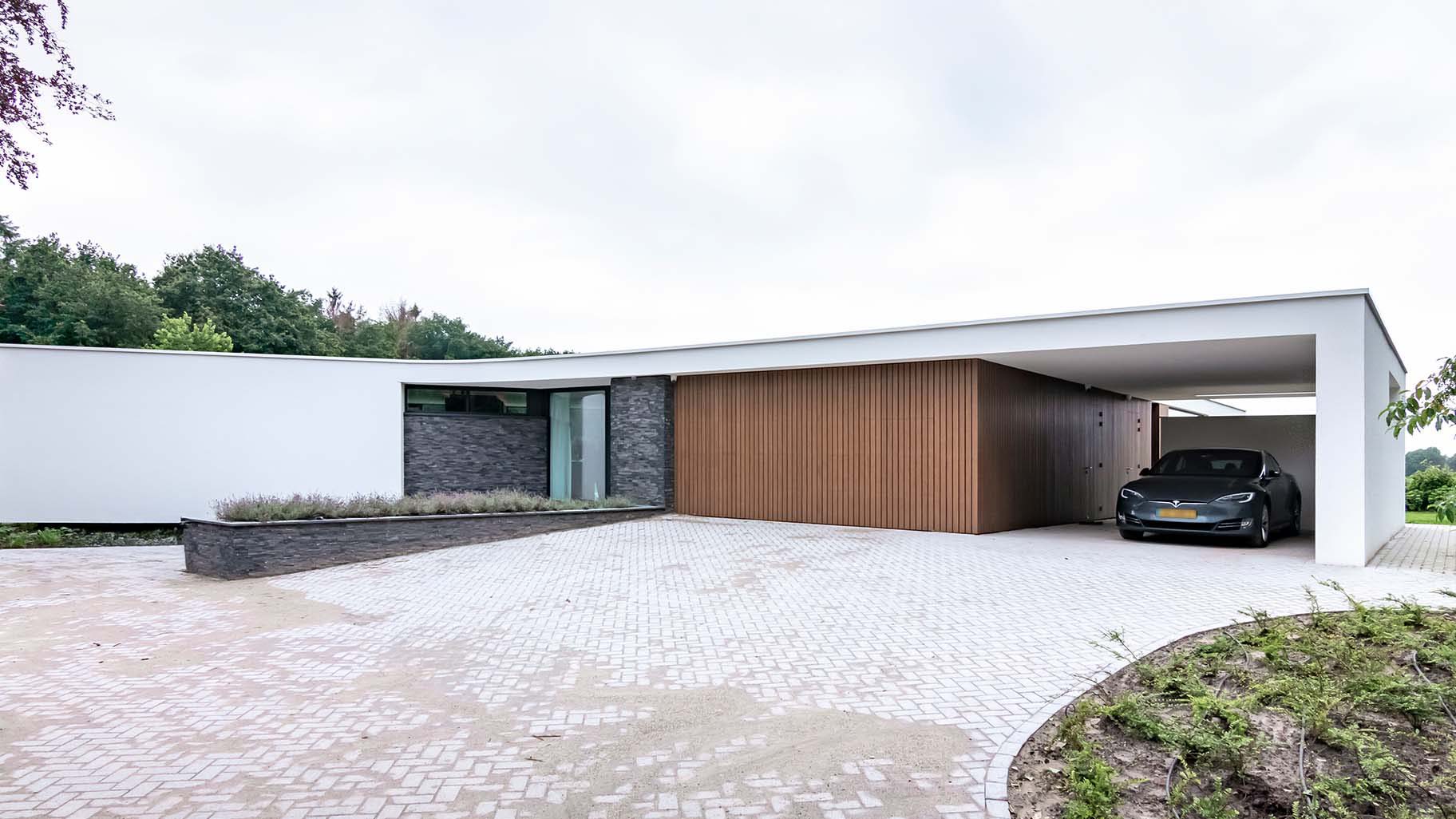 Bungalow met een op maat gemaakte houten sectionaaldeur en bijpassende gevelbekleding