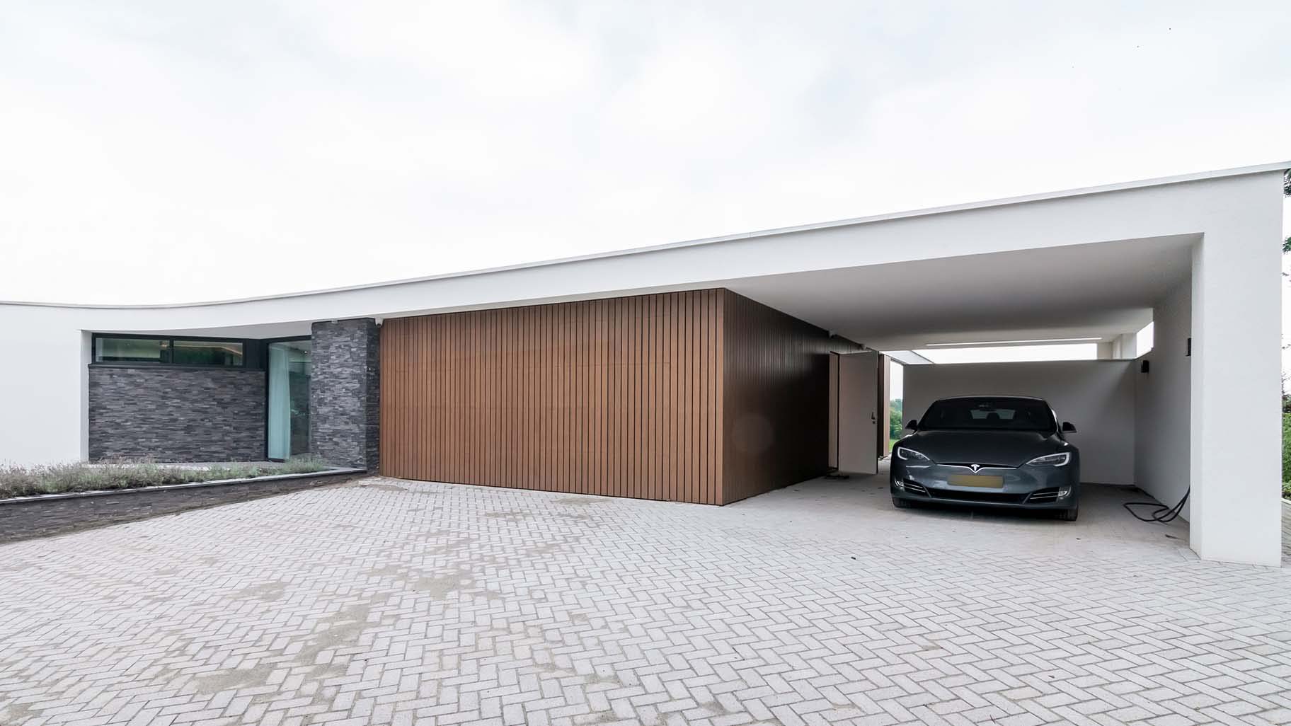 Houten garagedeur bijzondere bungalow