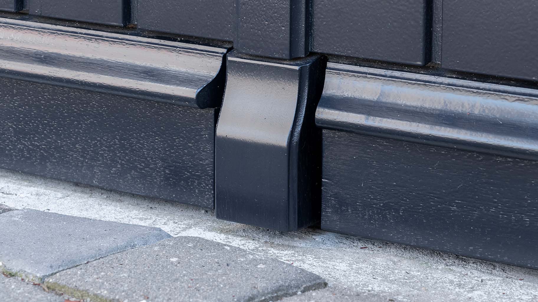 Houten verticale garagedeur en voordeur