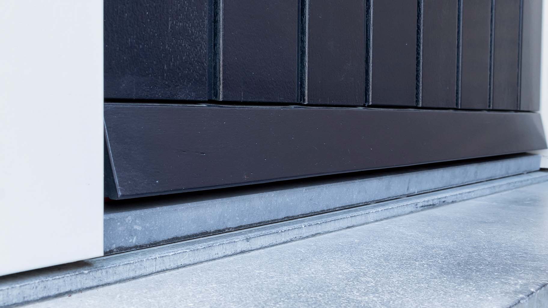 Houten verticale garagedeur en voordeur