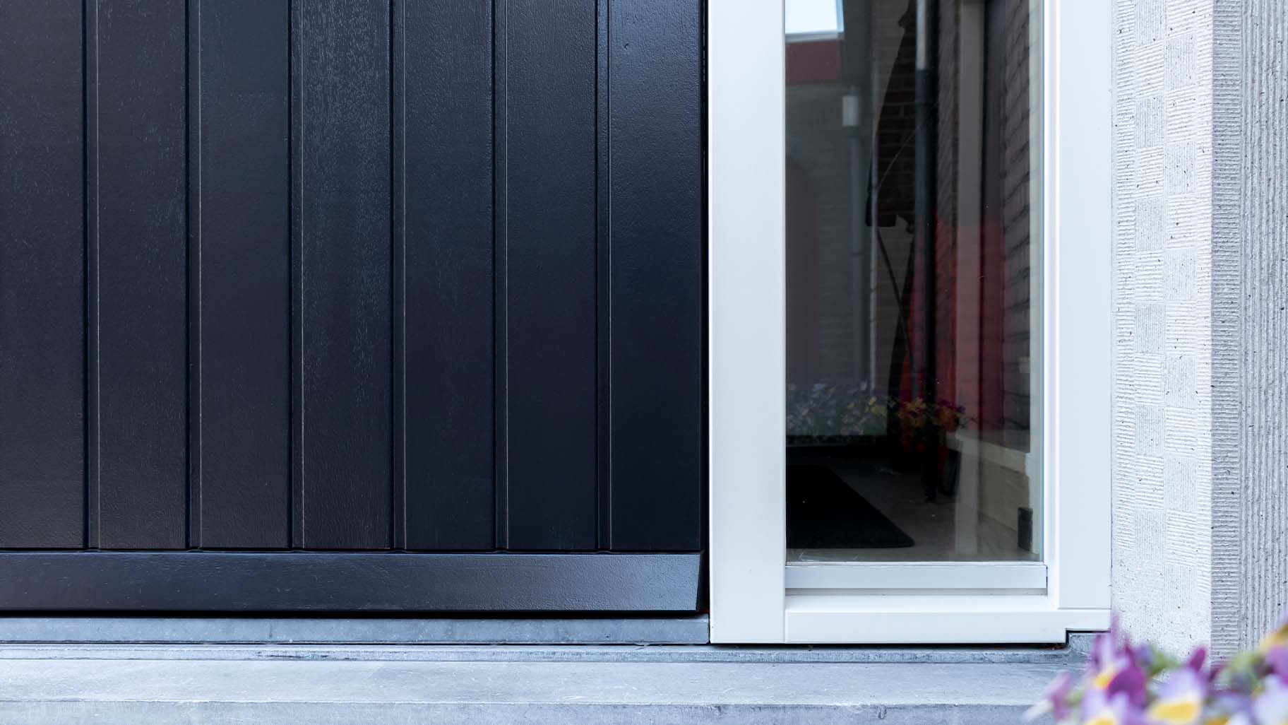 Houten verticale garagedeur en voordeur