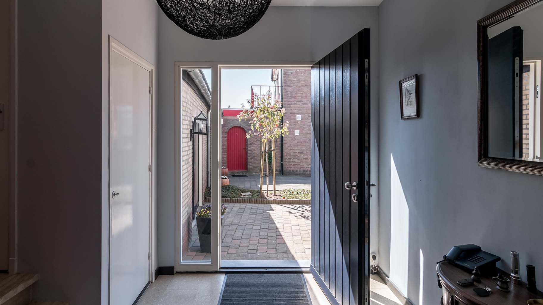 Houten verticale garagedeur en voordeur