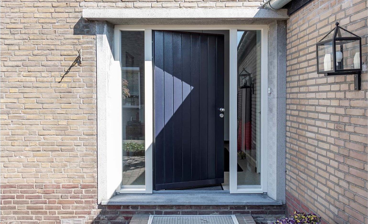Houten verticale garagedeur en voordeur