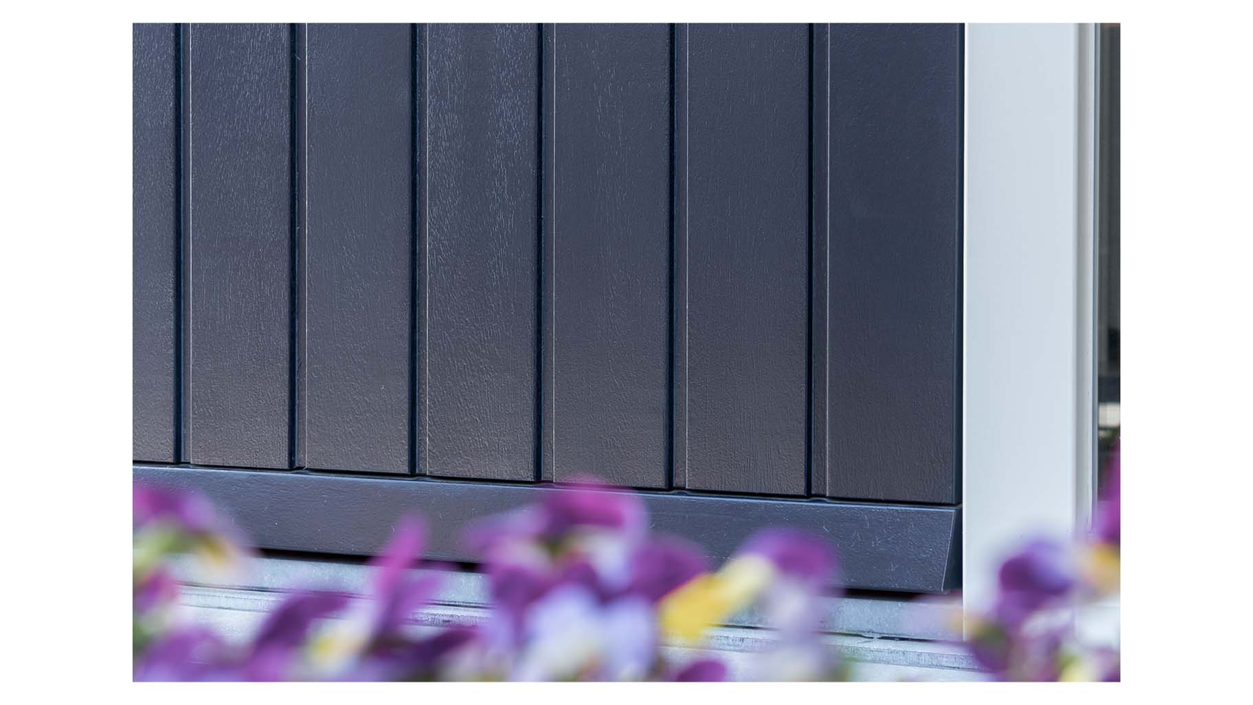 Houten verticale garagedeur en voordeur