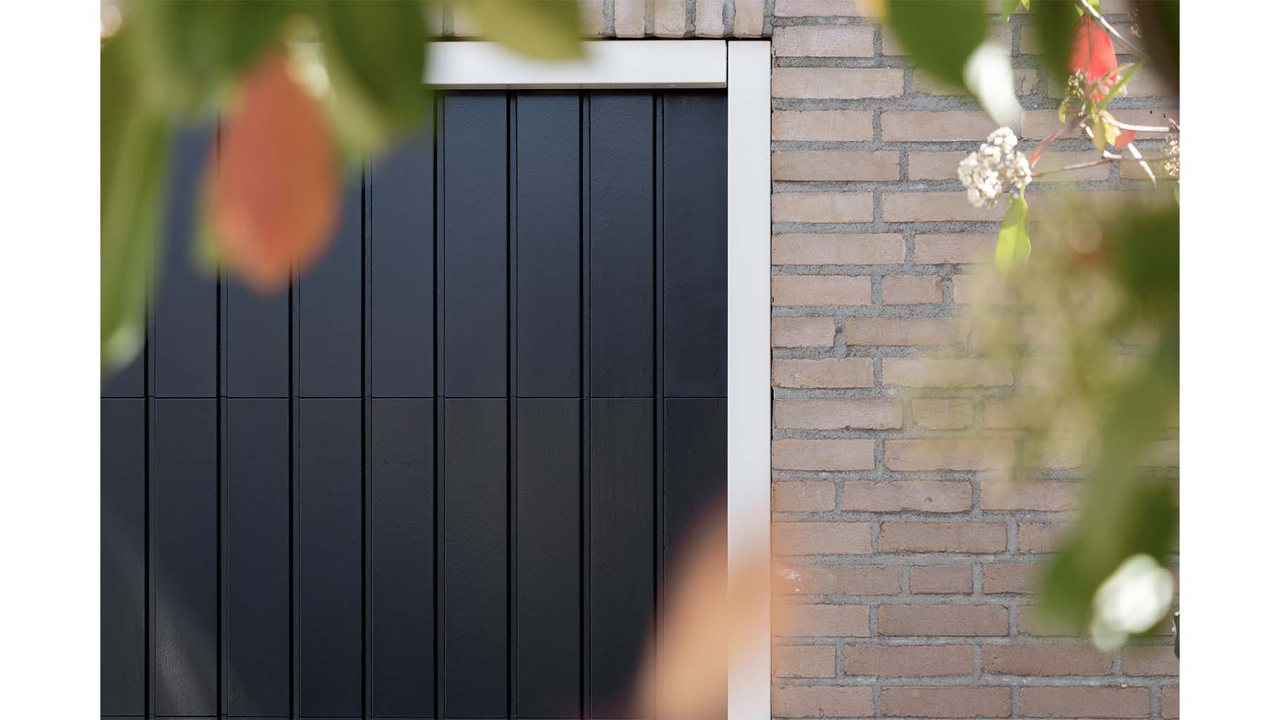 Houten verticale garagedeur en voordeur