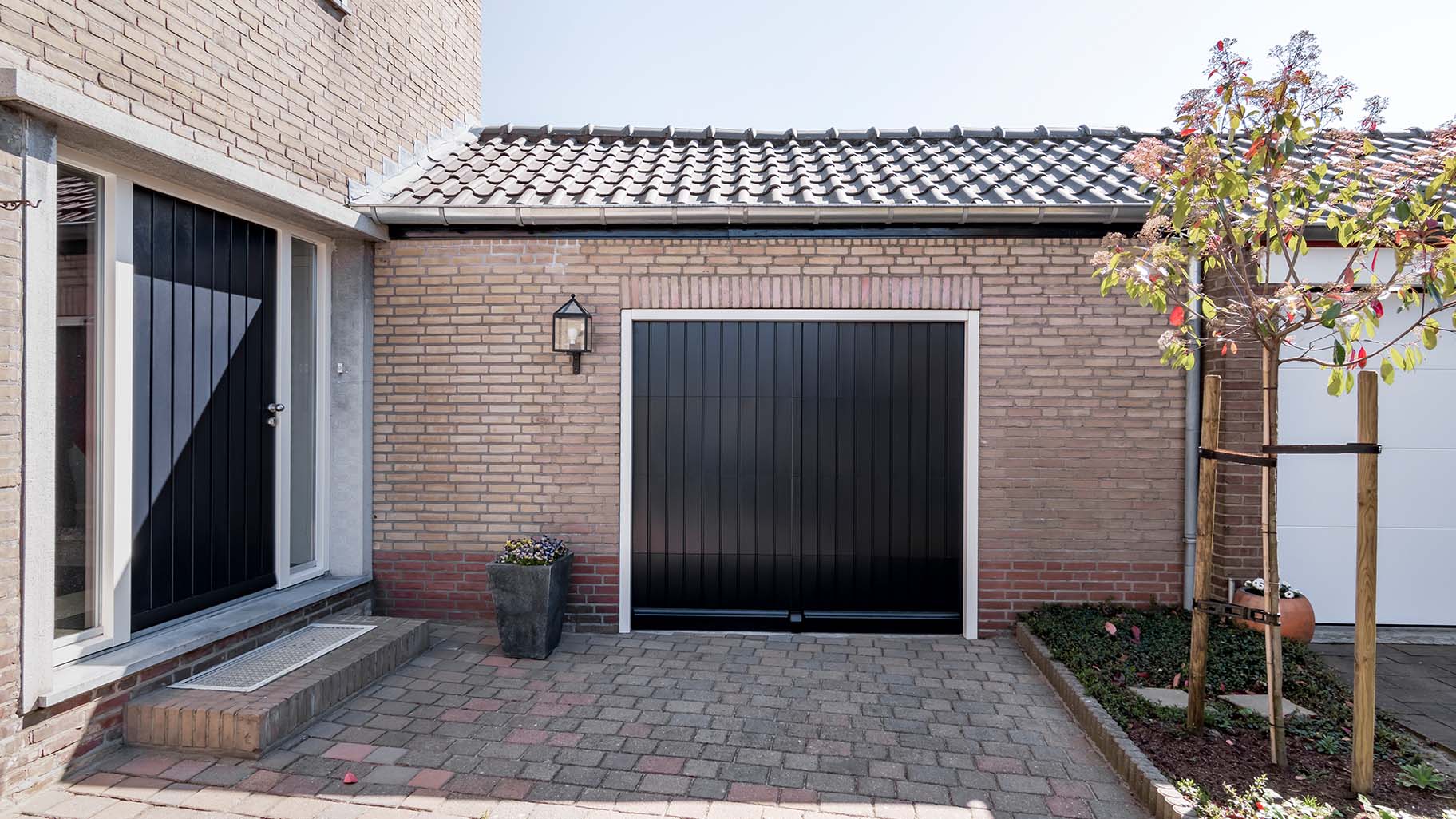 Houten verticale garagedeur en voordeur