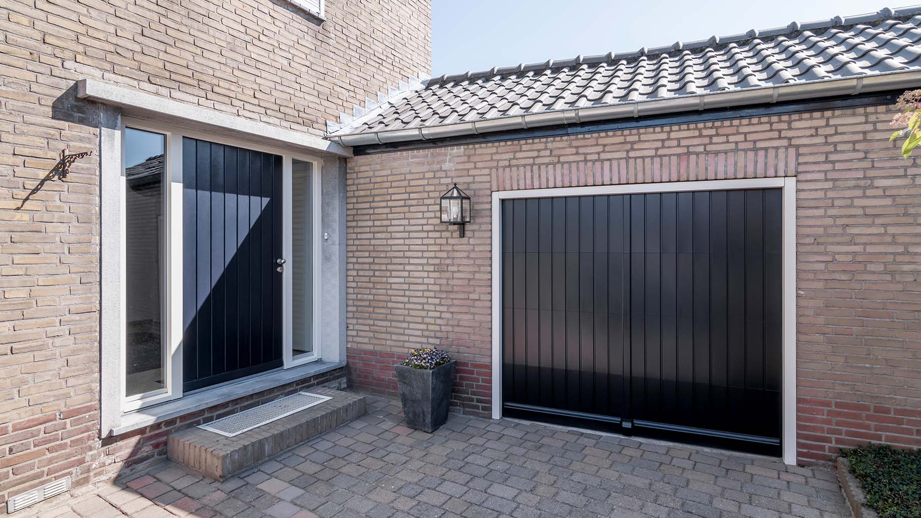 Houten verticale garagedeur en voordeur