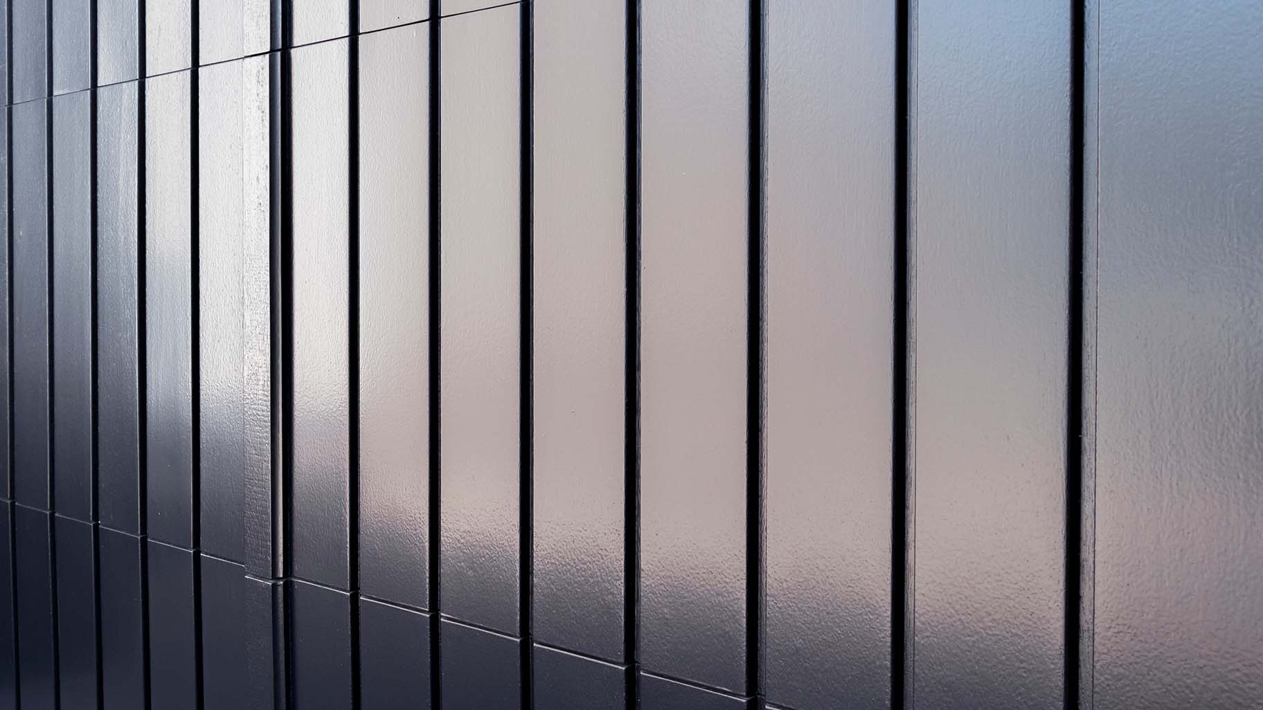 Houten verticale garagedeur en voordeur