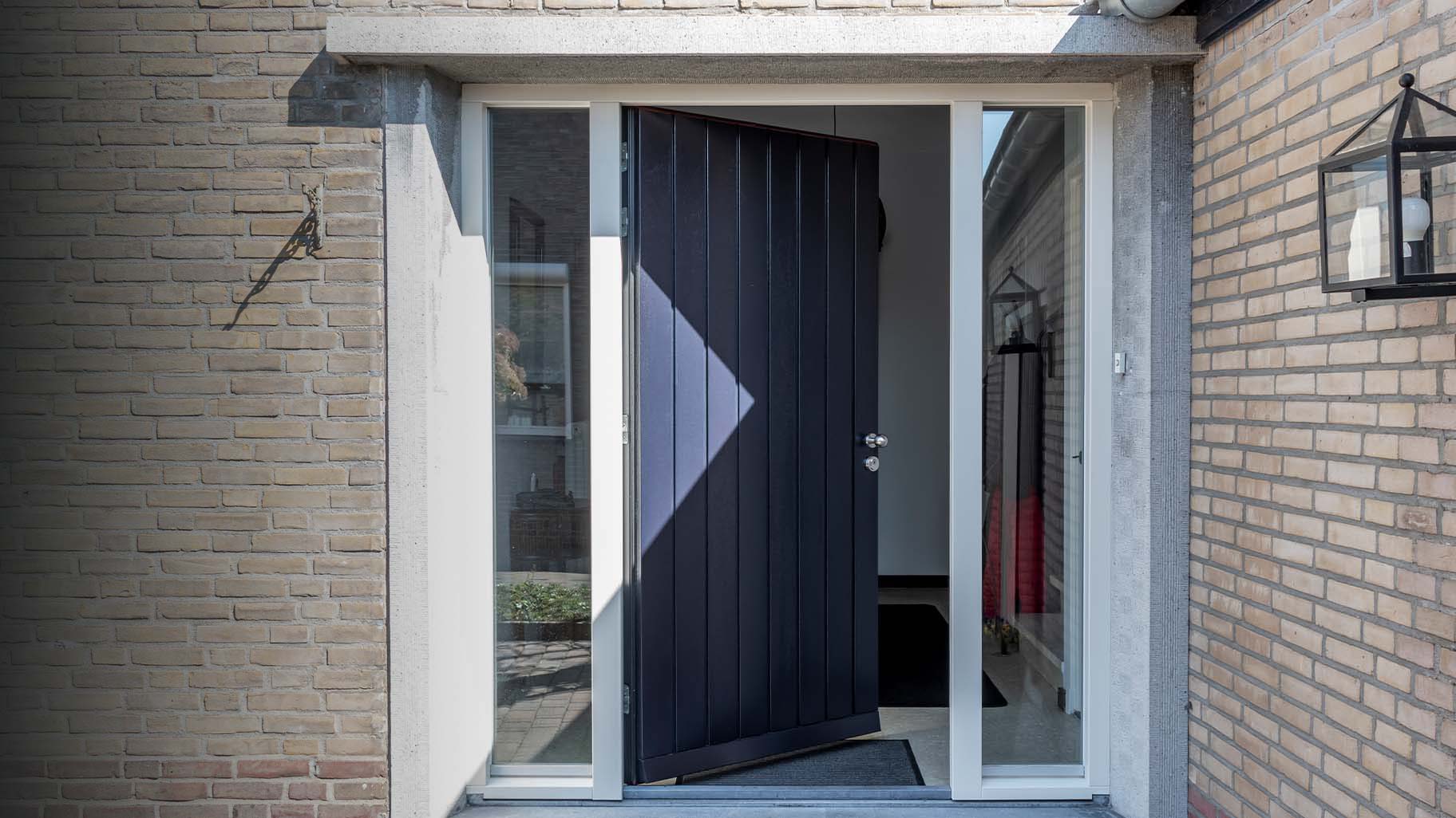 Houten verticale garagedeur en voordeur