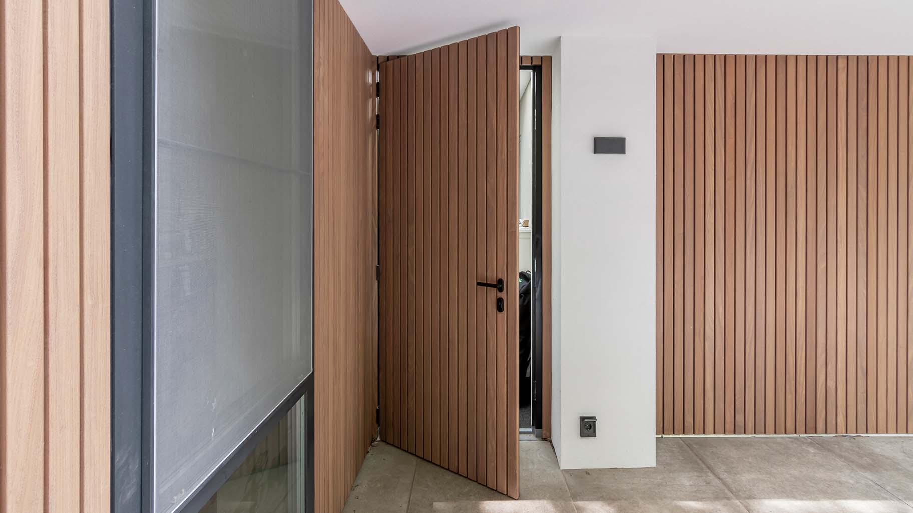 Moderne houten garagedeur bij jaren '30 woning