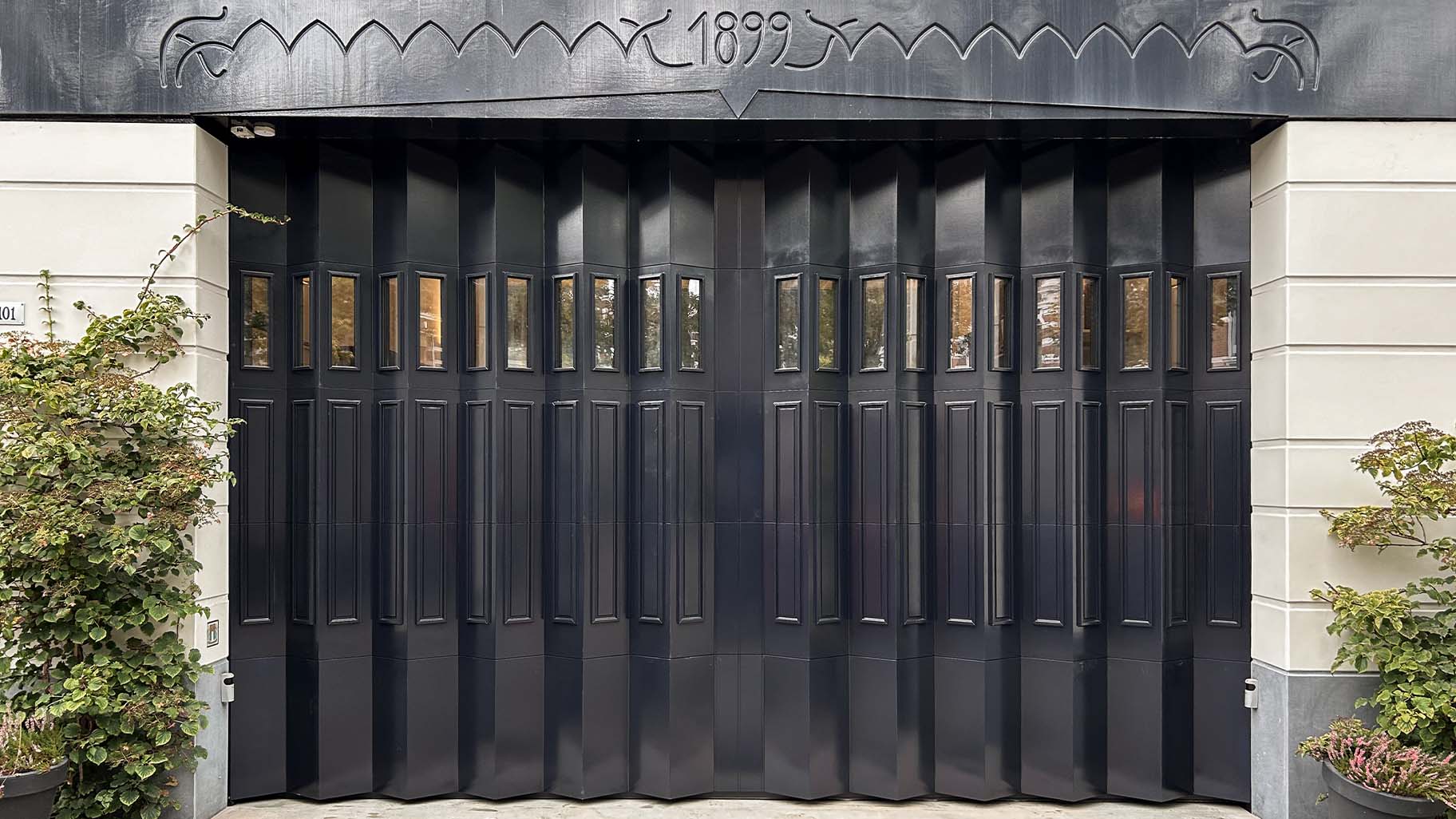 Monumentale garagedeur Different Doors