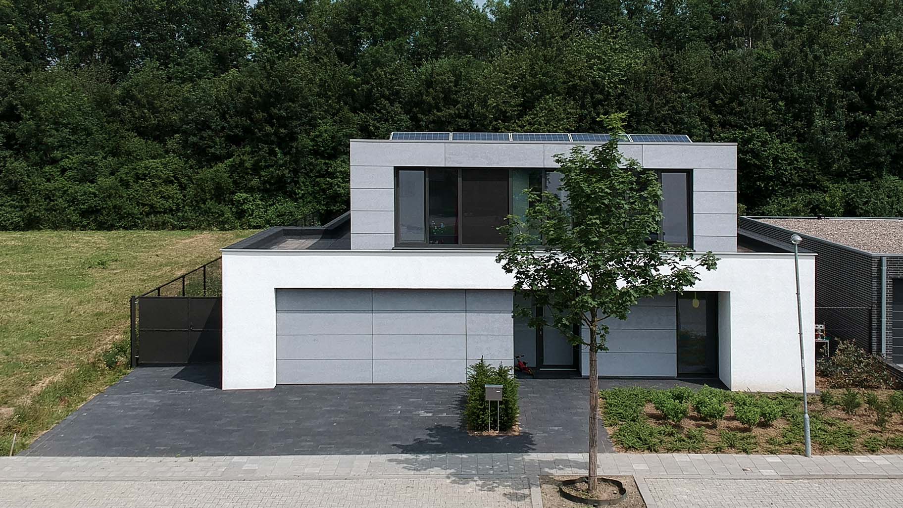 Sectionaaldeur van Trespa different doors