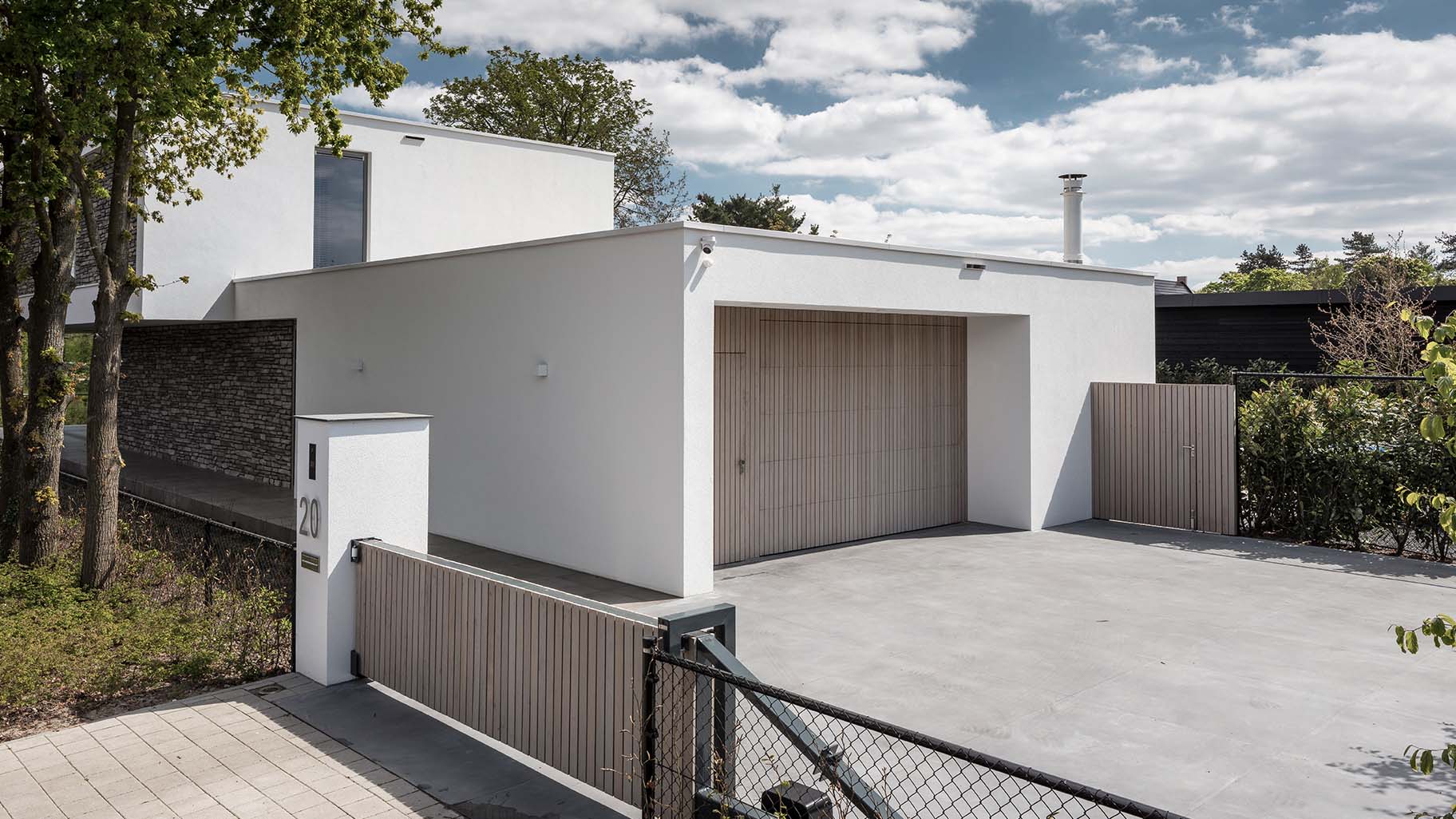 Verticale garagedeur en loopdeur in 1 vlak met de wand Red Cedar latten