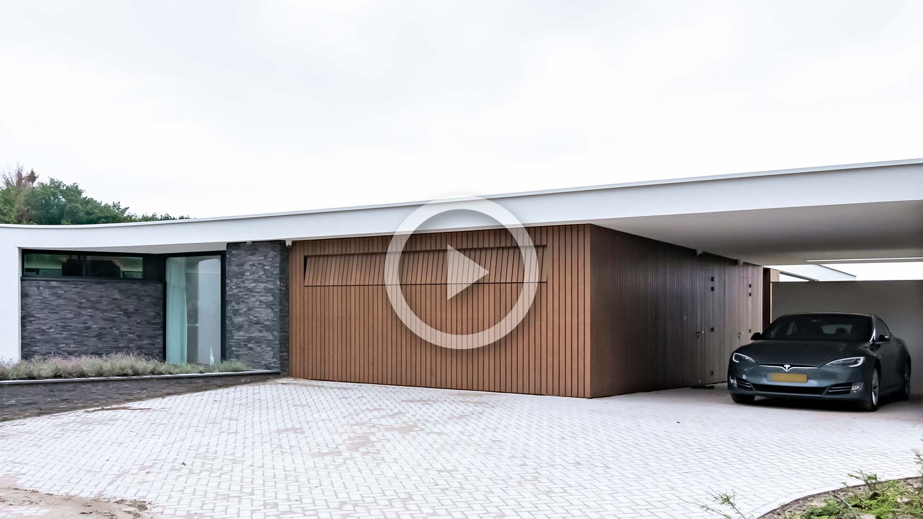 Bungalow met een op maat gemaakte houten sectionaaldeur en bijpassende gevelbekleding