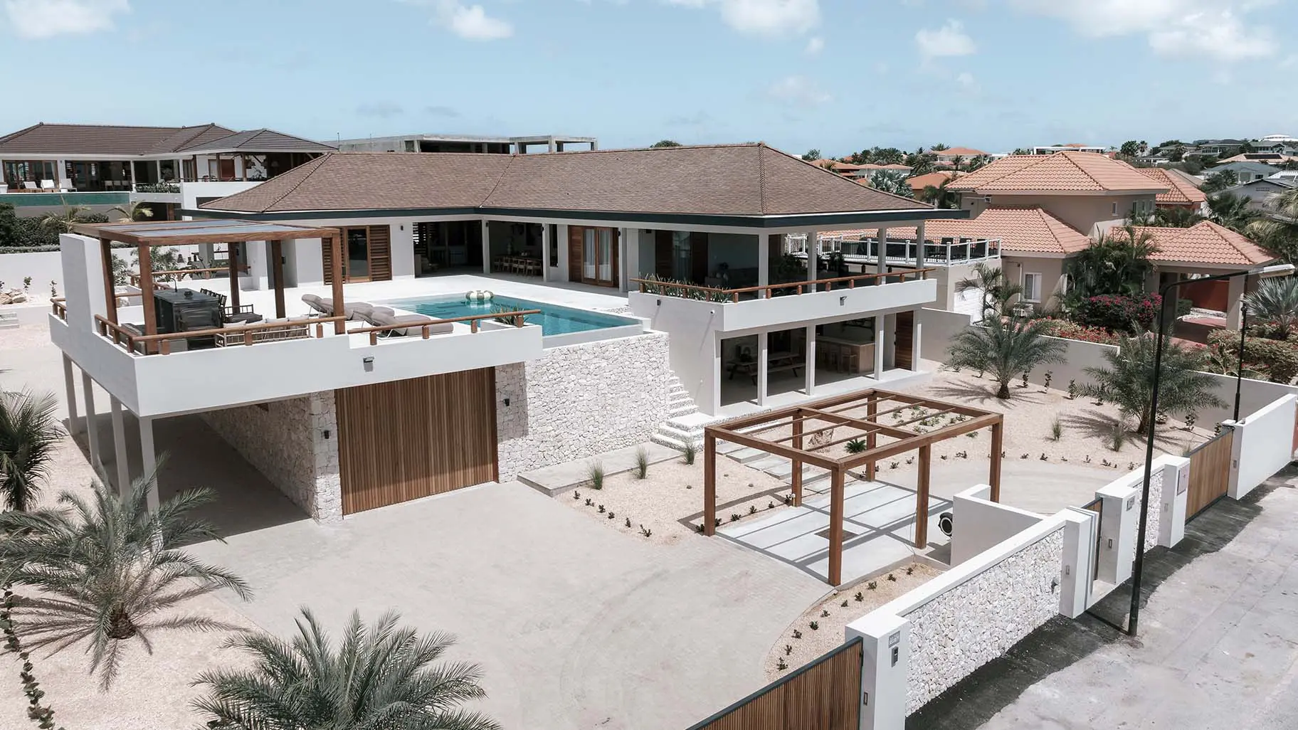 Project: Zijwaartse garagedeur op Curaçao | Different Doors