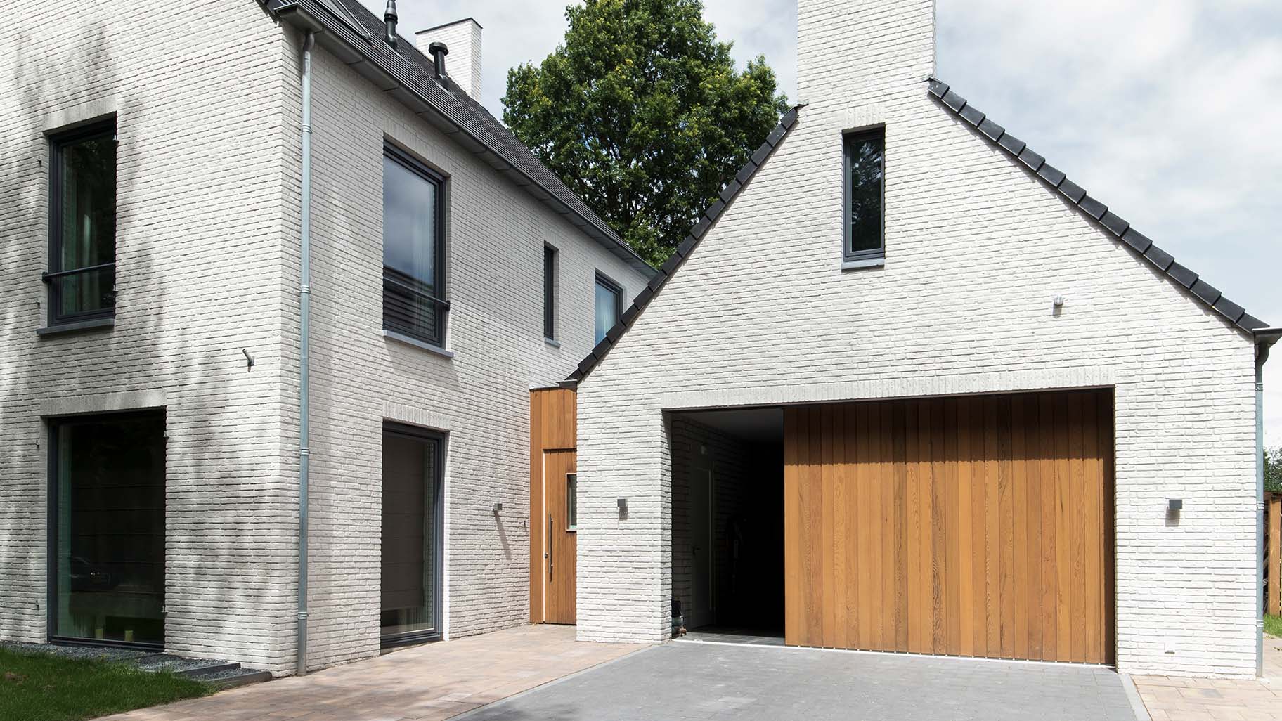 Zijwaartse sectionaaldeur van Red Cedar hout