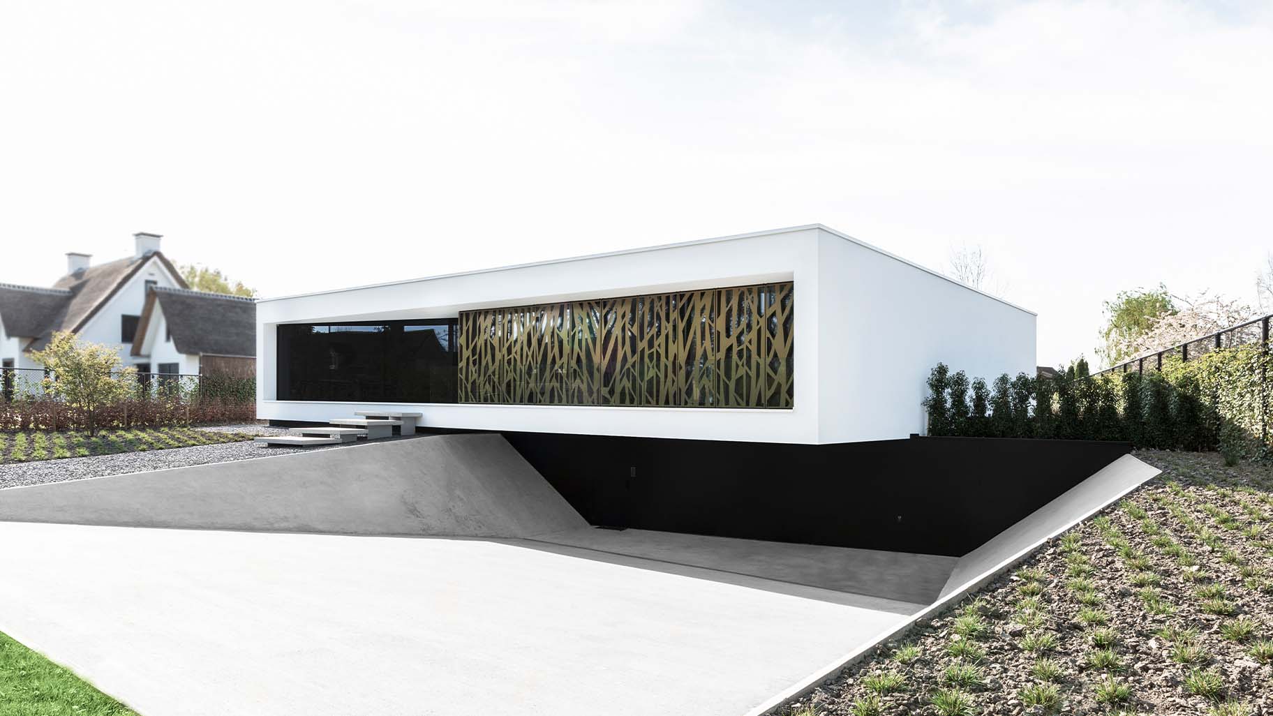 Matt zwarte Trespa plaat in garagedeur in moderne villa