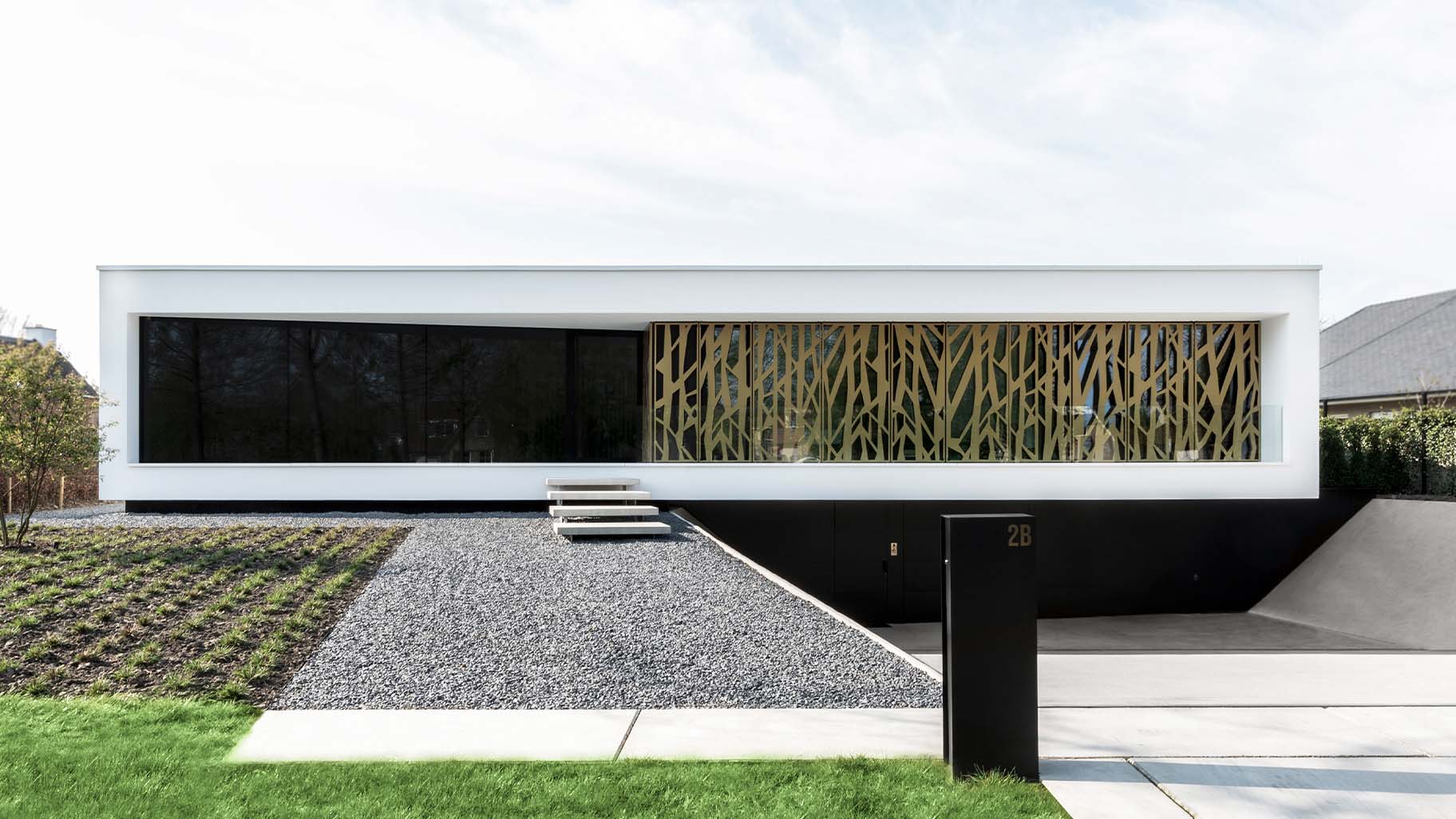 Matt zwarte Trespa plaat in garagedeur in moderne villa