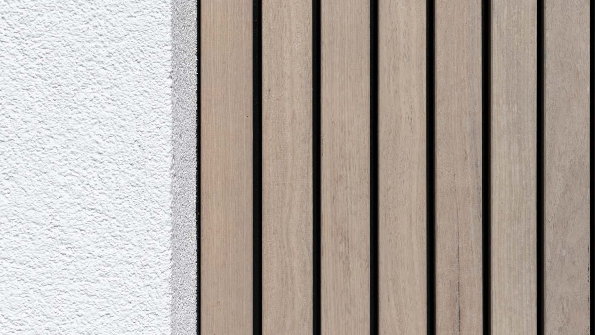 Verticale frake hout garagedeur gelijk met de gevel | Different Doors