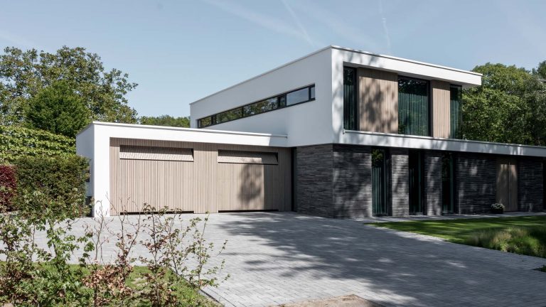 Verticale frake hout garagedeur gelijk met de gevel | Different Doors