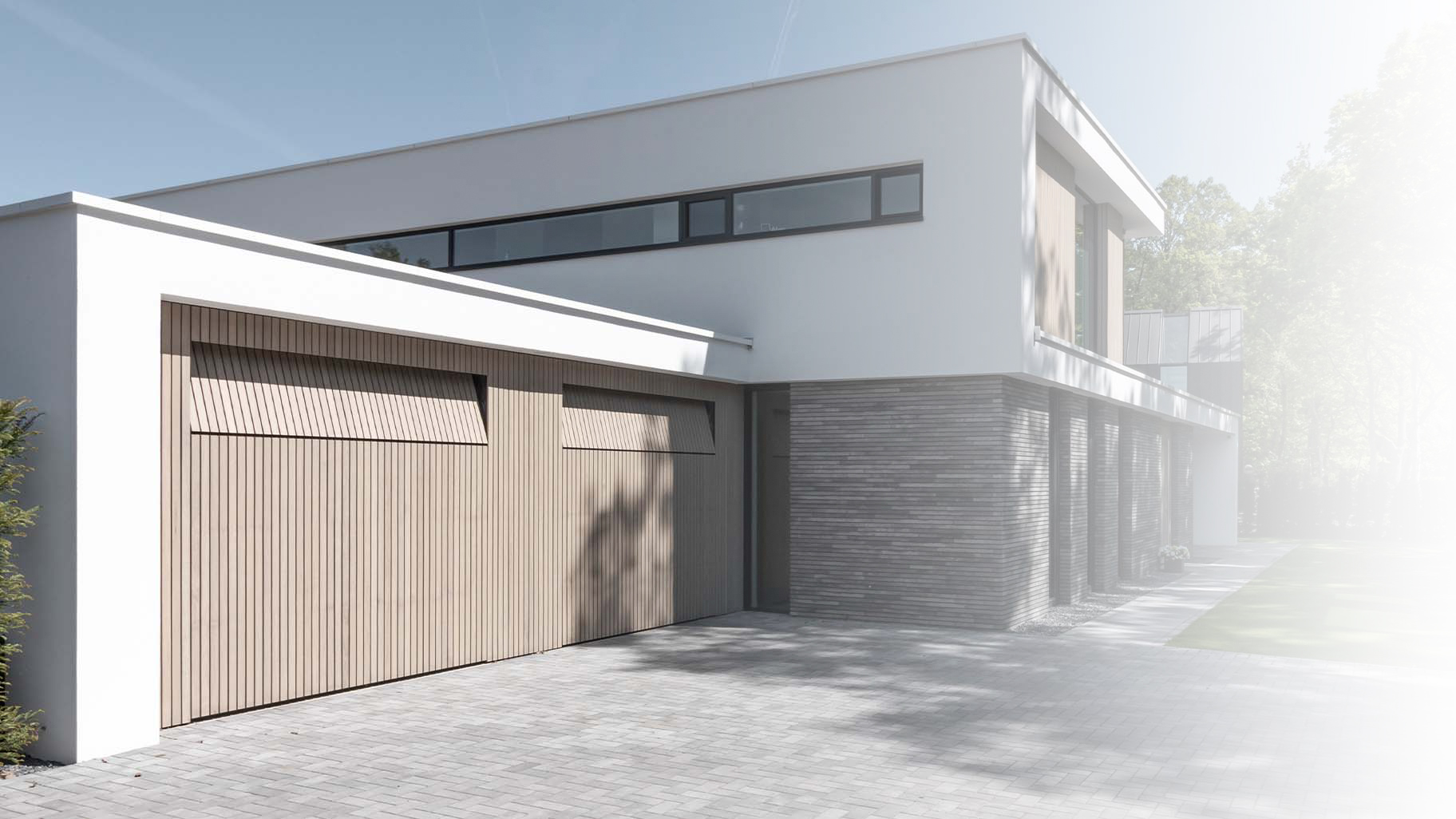 Verticale frake hout garagedeur