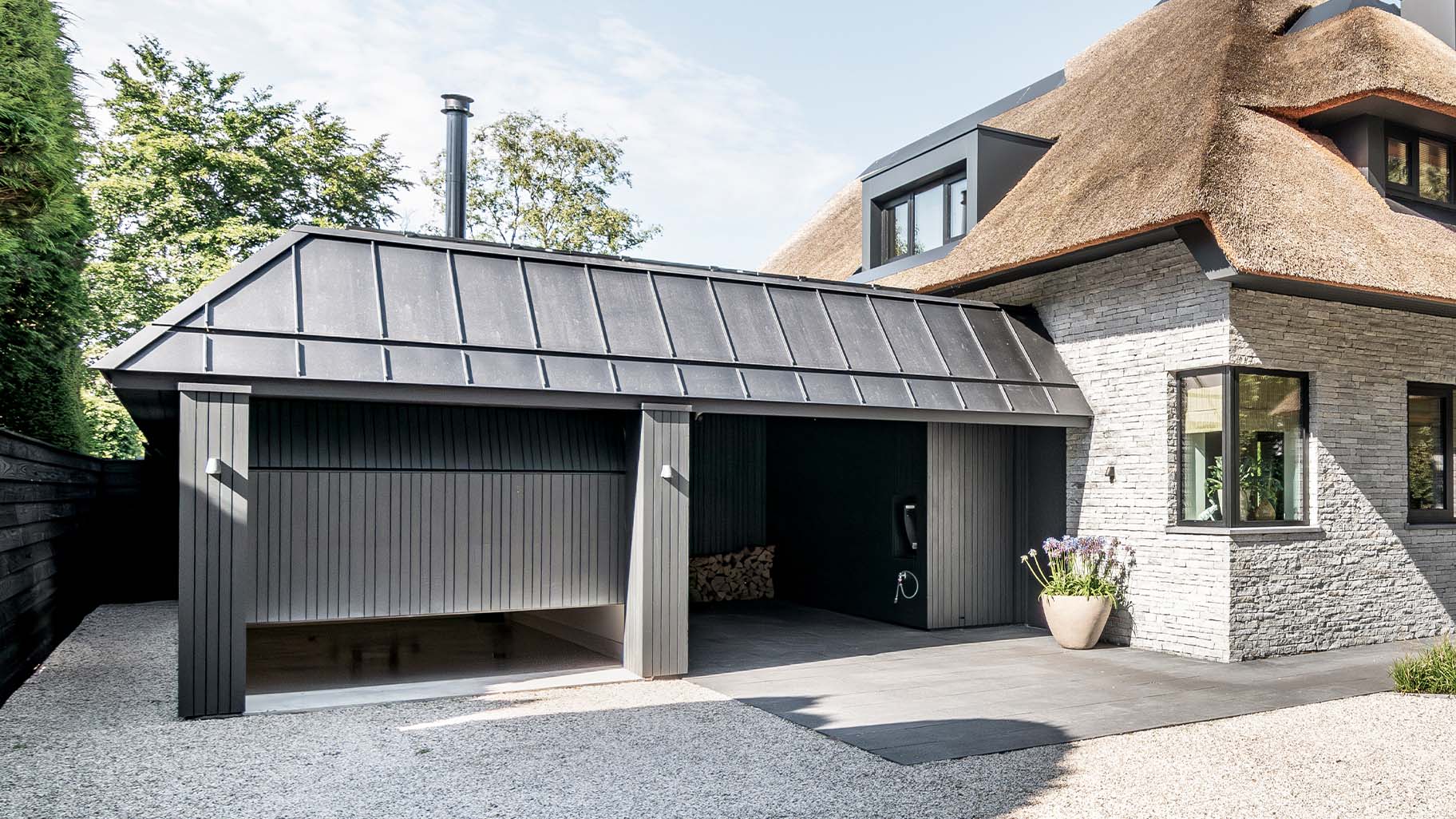 Garagedeur Fraké achter de dag geplaatst
