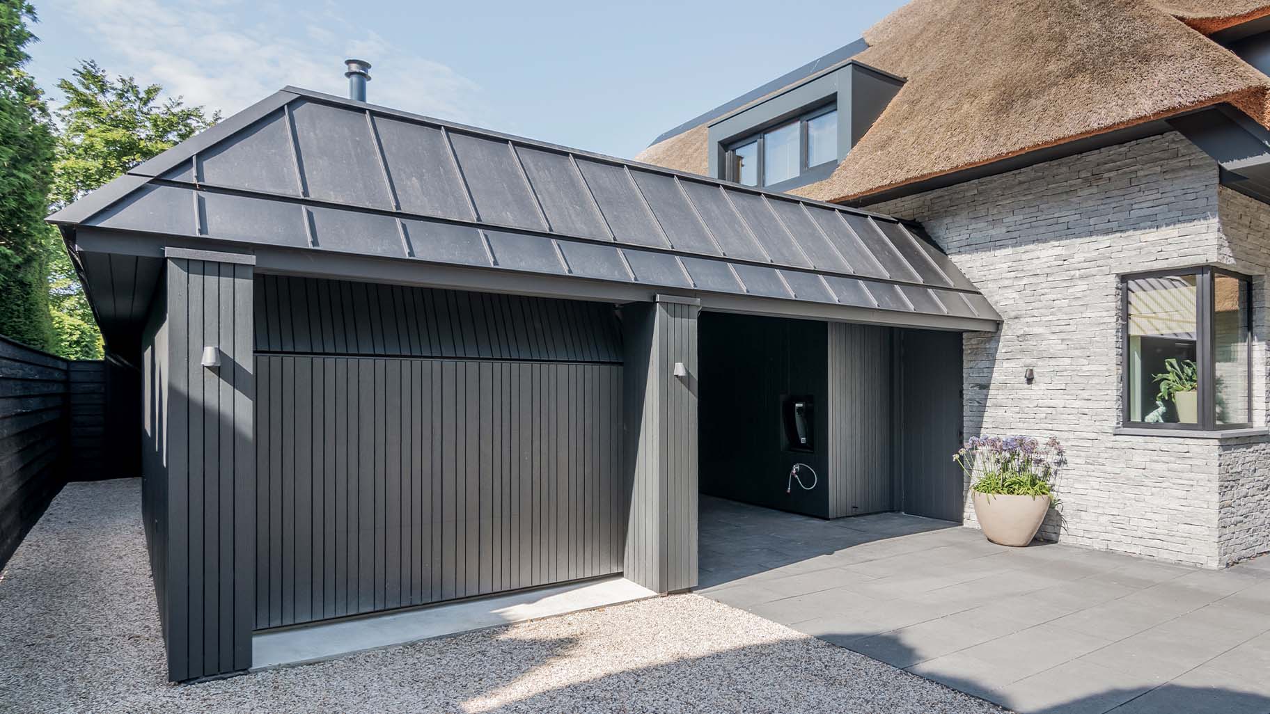 Garagedeur Fraké achter de dag geplaatst