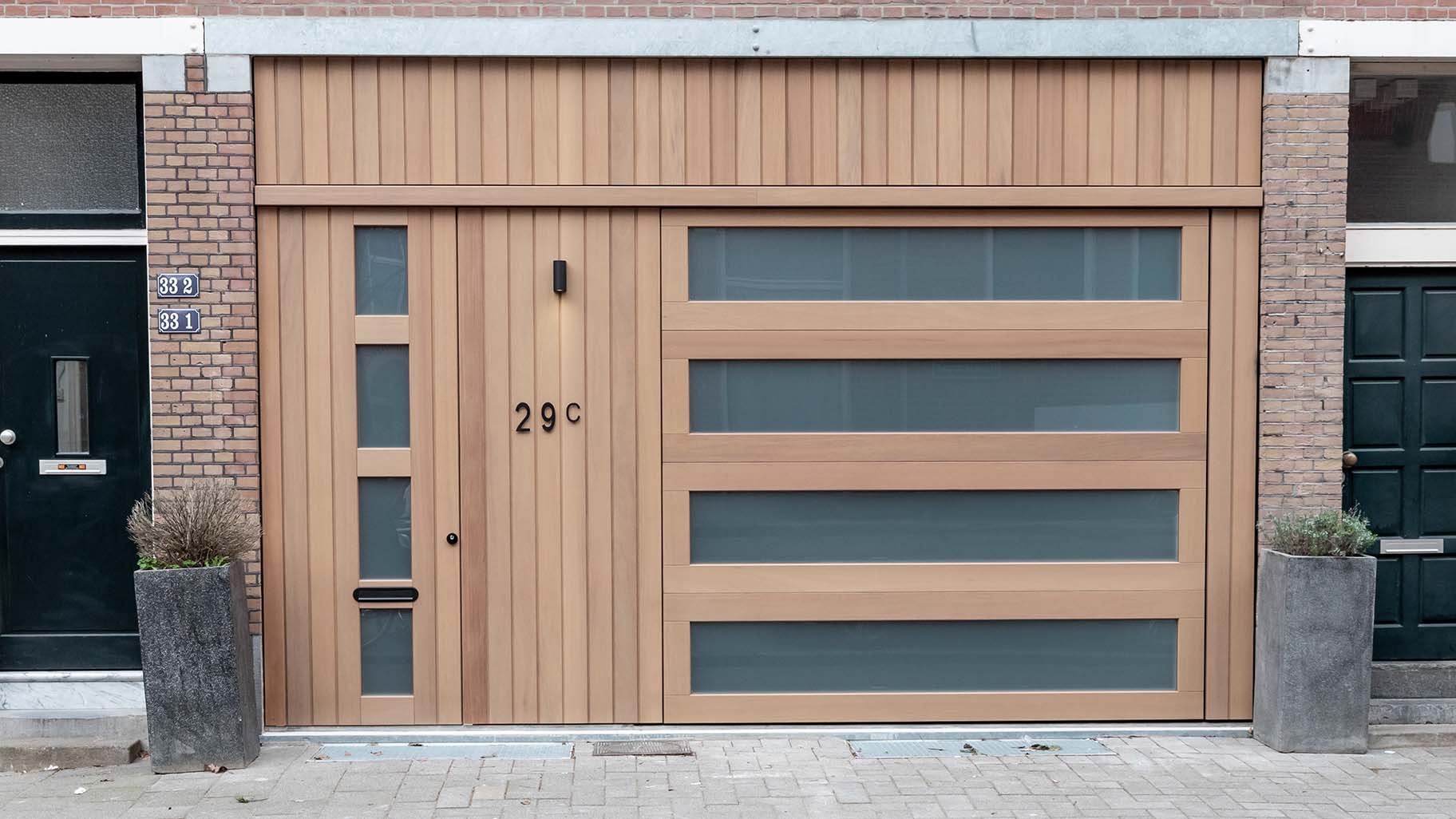 Houten garagedeur met voordeur in Iroko hout met HR++ melkglas